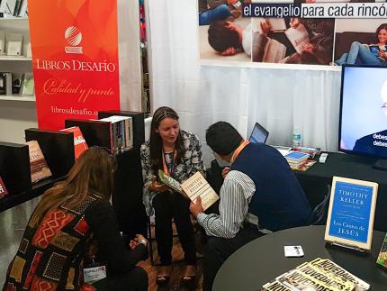 Libros Desafio and Poiema together at a Spanish Christian Book Expo in Miami. Poiema’s tagline is “The Gospel for Every Corner of Life.”