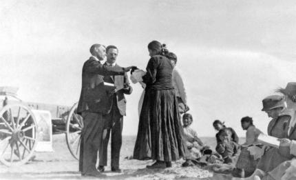 Dr. Lee Huizinga baptising Navajo child